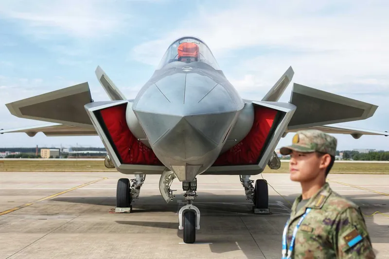 Çin, J-20 şok uçaklarını sergiledi