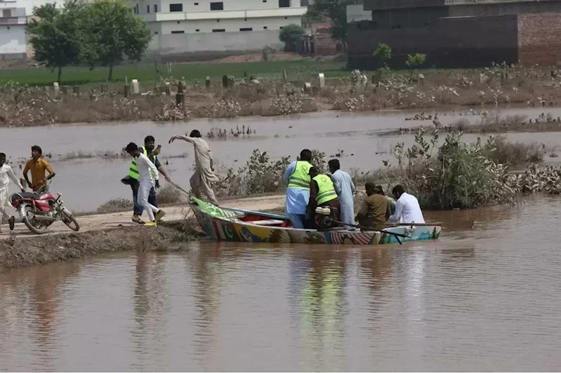 Pakistan’da seller nedeniyle 300 bin kişi tahliye edildi