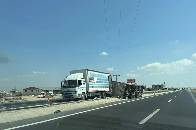 Konya-Aksaray yolunda kamyon devrildi: Sürücü ağır yaralandı