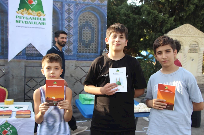 Mevlid-i Nebi dolayısıyla Hazreti Muhammed’in hayatını anlatan kitaplar ücretsiz dağıtıldı