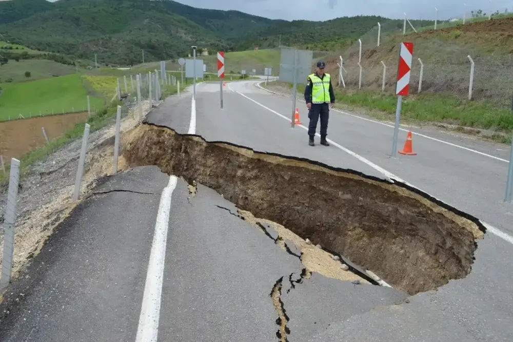 İspir’de Heyelan Krizi: 70 Konut Evsiz Kaldı, Belediyeye Tepkiler Büyüyor