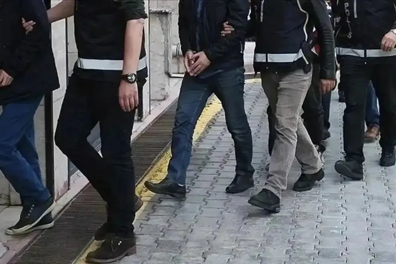 İzmir merkezli FETÖ operasyonunda 35 gözaltı