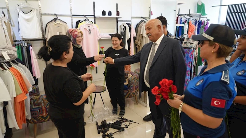 Adıyaman Belediyesi zabıtası esnafa kırmızı karanfil dağıttı  - Videolu Haber