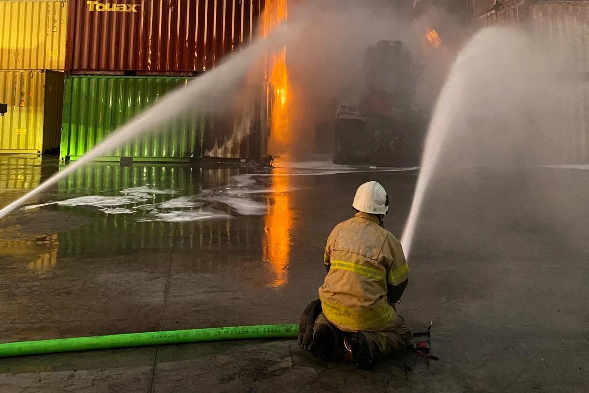 İzmir İtfaiyesi, Aliağa’da büyük felaketin önüne geçti