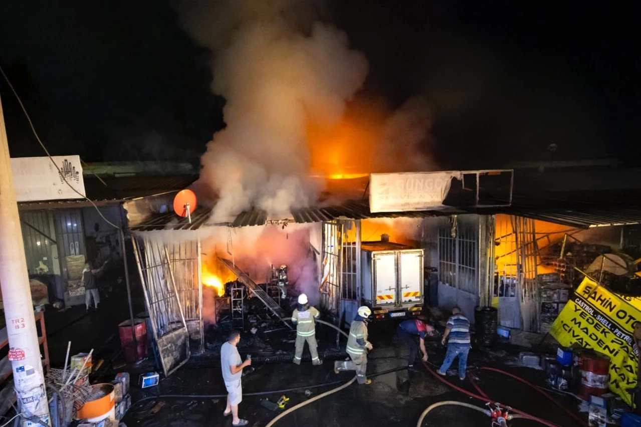 İzmir Kemalpaşa’da sanayi sitesindeki yangın kontrol altında