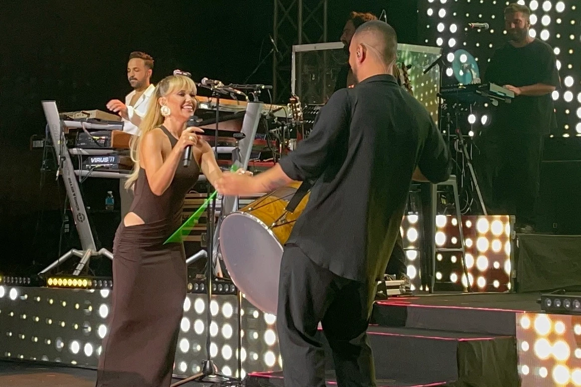 Derya Uluğ şarkısını 