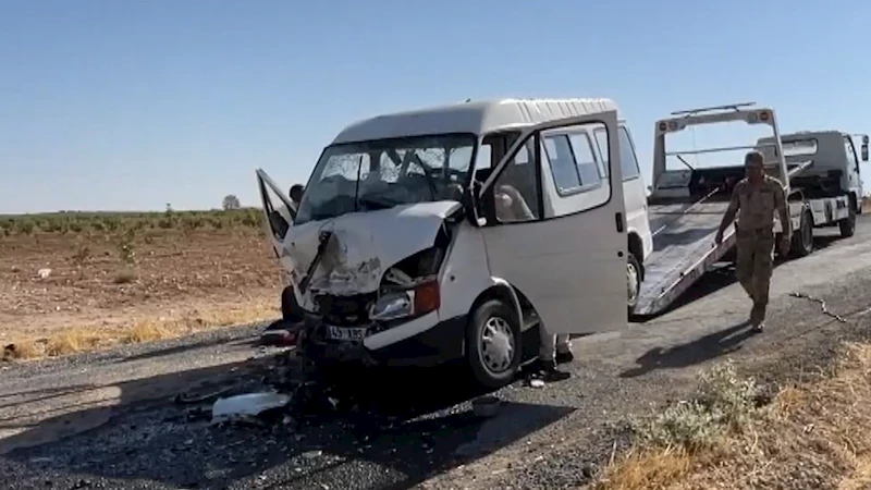 Şanlıurfa’da minibüs ile otomobil çarpıştı: 15 yaralı