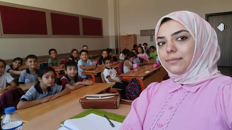 Çiçeği burnunda öğretmen Gamze Güngörmez ilk ders heyecanını yaşadı 