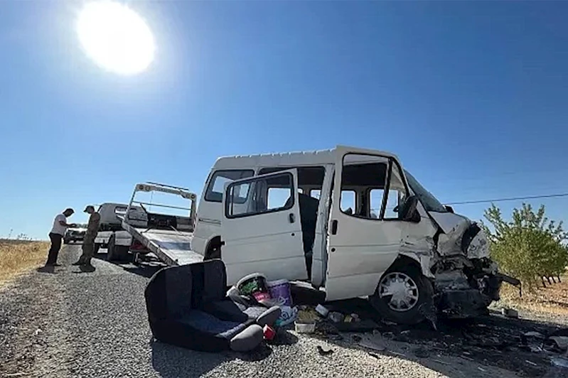 Şanlıurfa’da minibüs ile otomobil çarpıştı: 10 yaralı