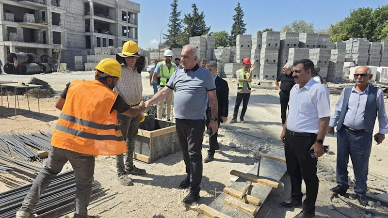 Milletvekili Özhan, Besni’de yatırımları sahada inceledi: ‘Vatandaşımızı dinliyor, çözüm üretiyoruz, hayata geçiriyoruz’ 