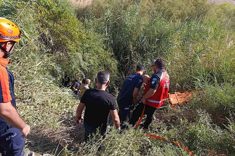 Göreve giden öğretmenleri taşıyan araç dereye düştü: 2 yaralı