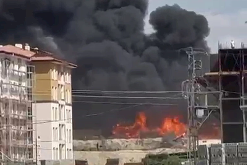 TOKİ şantiyesi alanında çıkan yangın evlere sıçradı