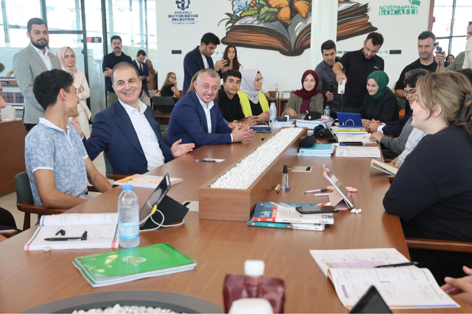 Ömer Çelik’ten Kocaeli’ye ziyaret: Milli İrade Meydanı’na tam not