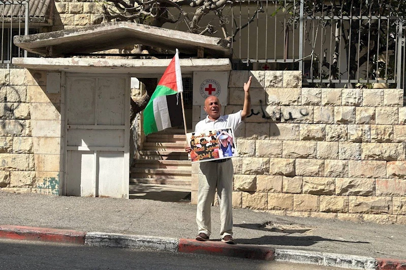 İşgal zindanlarındaki esirlere destek  için tek başına oturma eylemi